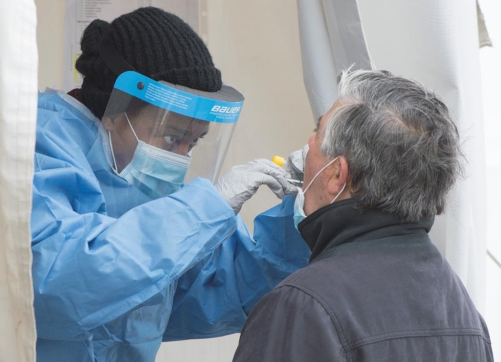 quebec-premier-strongly-recommending-to-wear-a-mask-while-leaving-home