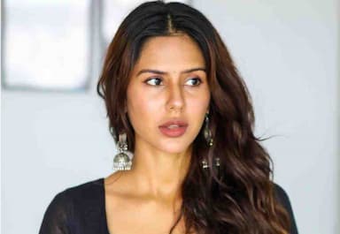 diljit-dosanjh-sonam-bajwa-help-rescue-old-woman-in-haryana