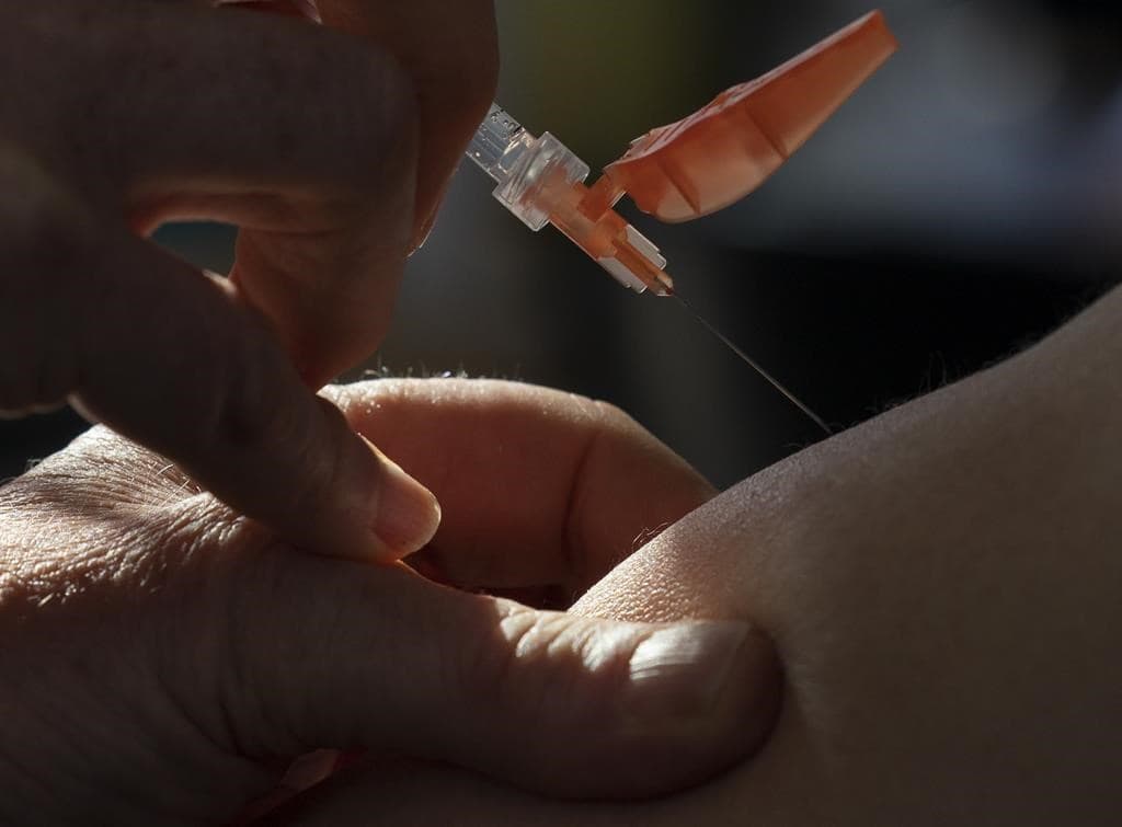 b-c-safeguards-time-off-for-workers-to-get-vaccinated-labour-minister