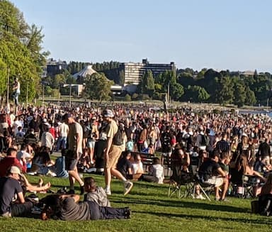 two-nights-in-a-row-police-in-vancouver-clear-away-crowds-of-people-gathered-at-the-english-bay-beach