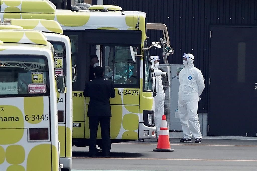 passengers-begin-leaving-after-ships-virus-quarantine-ends