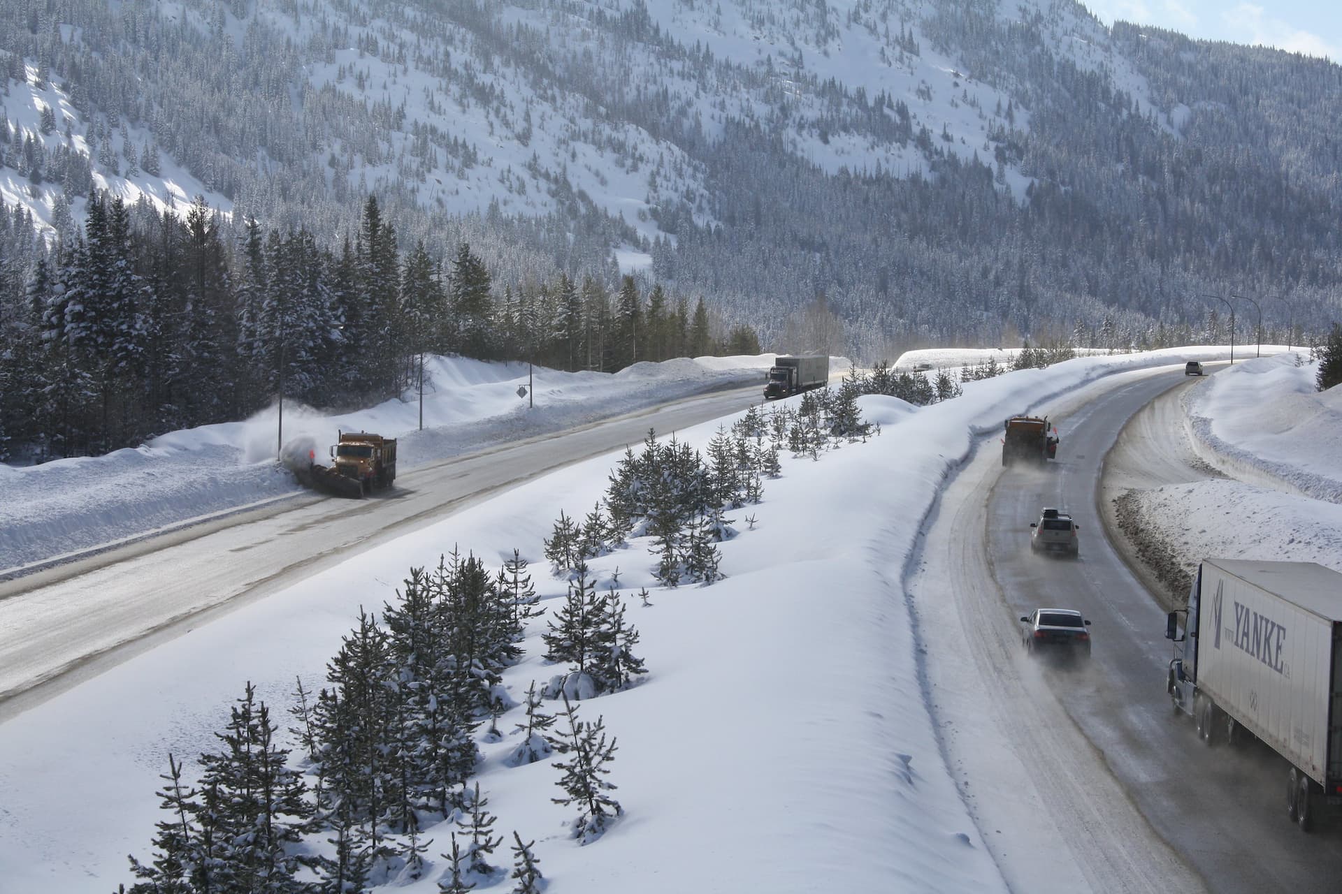 skiers-rescued-in-military-helicopter-northeast-of-squamish