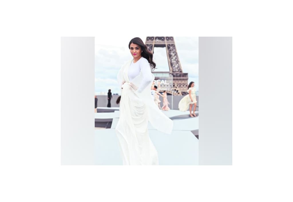 aishwarya-rai-bachchan-stuns-in-white-outfit-at-paris-fashion-week