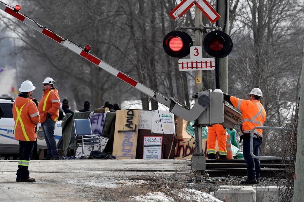 mohawk-community-of-kahnawake-confirms-rail-blockade-south-of-montreal-being-dismantled