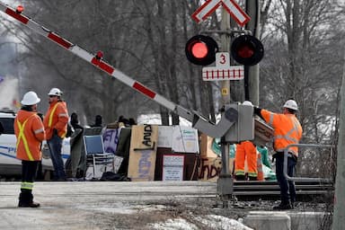 mohawk-community-of-kahnawake-confirms-rail-blockade-south-of-montreal-being-dismantled