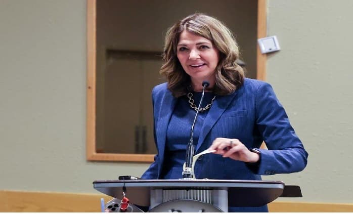 danielle-smith-alberta-next-panel-received-warmly-by-lethbridge-crowd-in-latest-stop