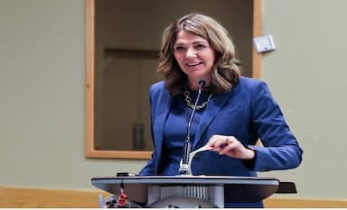 danielle-smith-alberta-next-panel-received-warmly-by-lethbridge-crowd-in-latest-stop