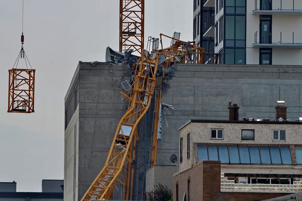 remains-of-toppled-crane-removed-in-kelowna-b-c-most-evacuations-lifted
