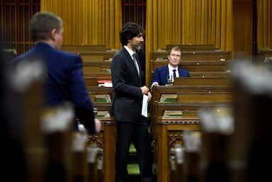 air-travellers-will-soon-need-to-have-their-temperatures-checked-before-boarding-planes-in-canada