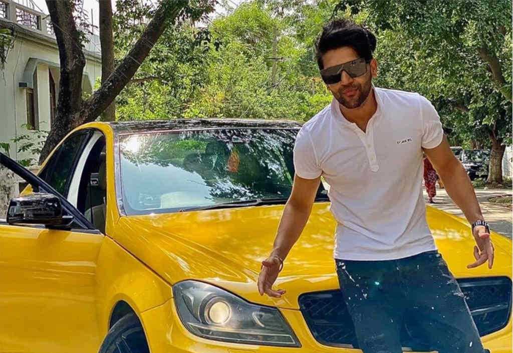 guru-randhawa-paints-the-town-yellow