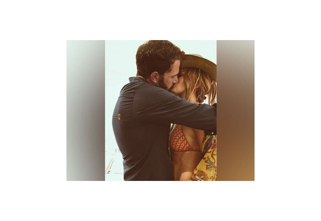 jennifer-lopez-ben-affleck-make-their-relationship-instagram-official