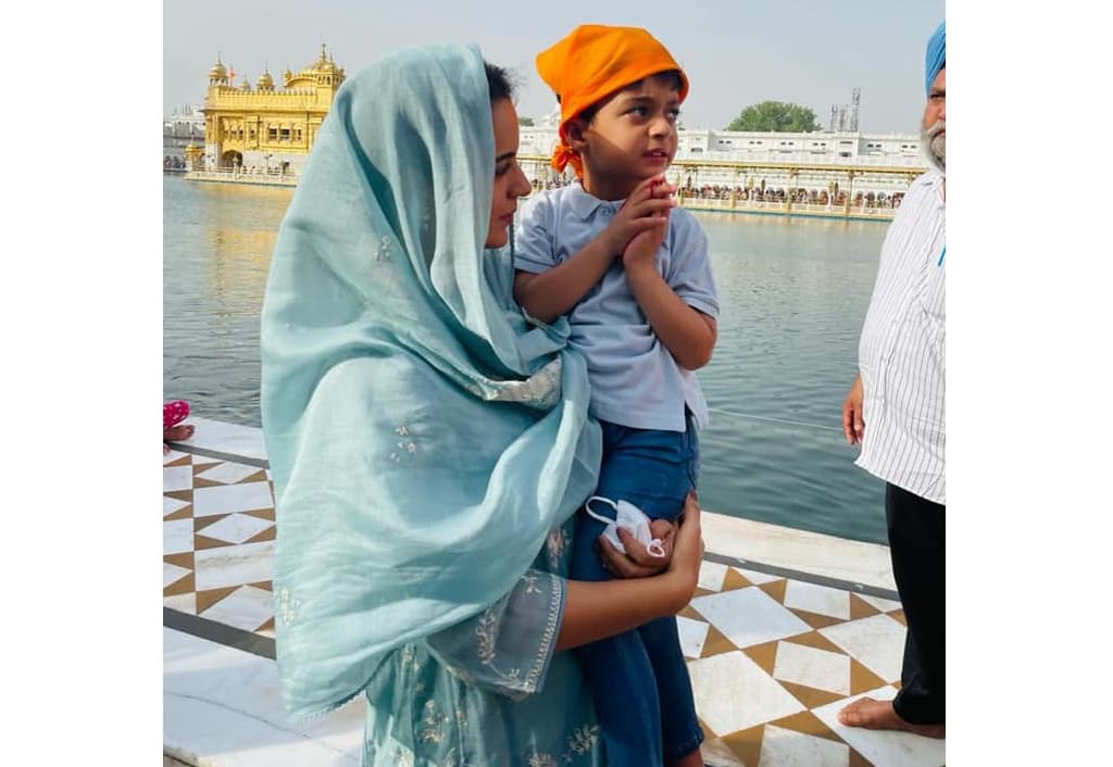 kangana-ranaut-visits-golden-temple-in-amritsar-for-first-time-with-family