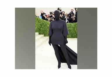 kim-kardashian-steals-spotlight-with-her-black-undercover-look