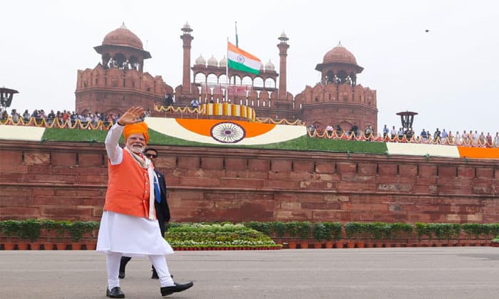 pm-modi-hoists-tricolor-for-12th-time-at-red-fort