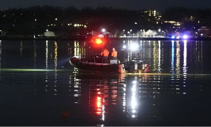 passenger-jet-with-64-aboard-collides-with-army-helicopter-while-landing-at-reagan-airport-near-dc