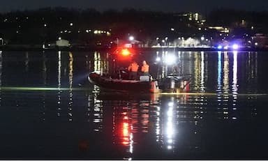 passenger-jet-with-64-aboard-collides-with-army-helicopter-while-landing-at-reagan-airport-near-dc