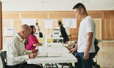long-wait-times-at-polling-stations-in-vancouver-during-federal-election