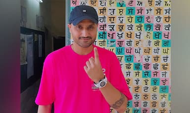 harbhajan-singh-bhajji-cast-his-vote-in-jalandhar