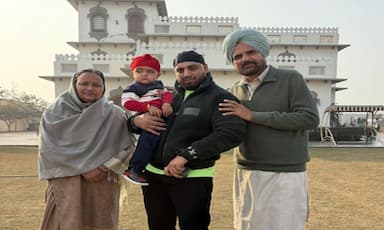 imran-khan-pays-a-quiet-visit-to-sidhu-moosewalas-home