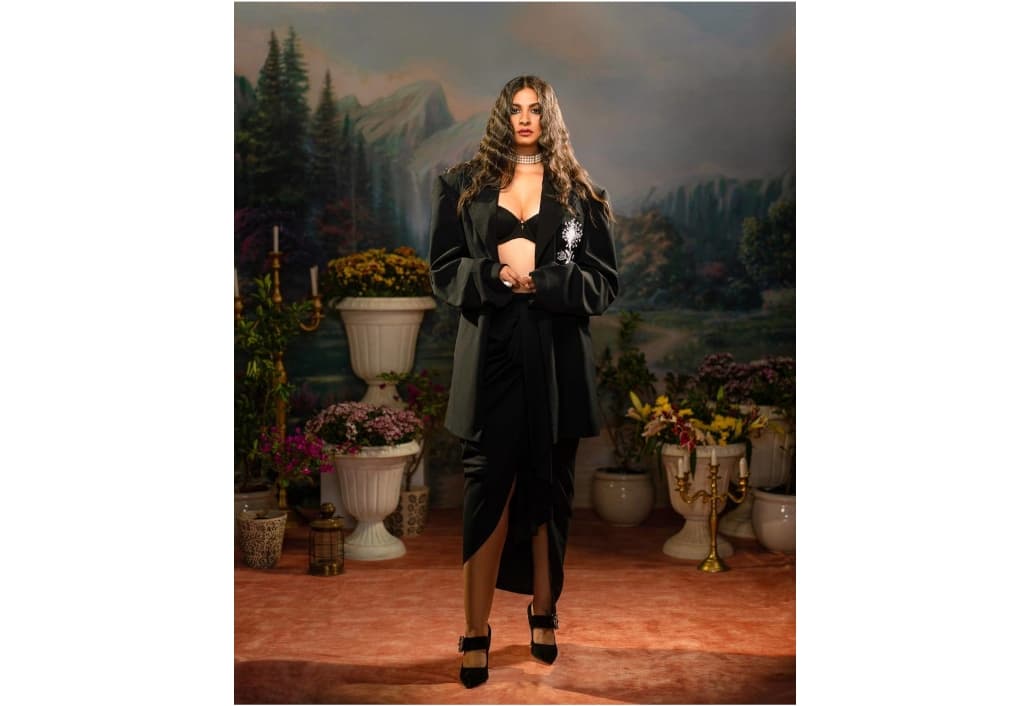 anil-kapoor-distributes-sweets-at-daughter-rhea-kapoors-wedding