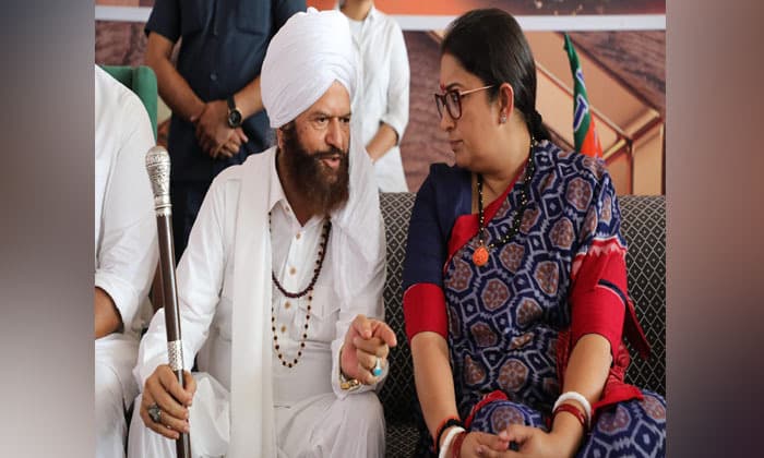 smriti-irani-campaigned-for-bjp-candidate-hansraj-hans-in-bagha-purana