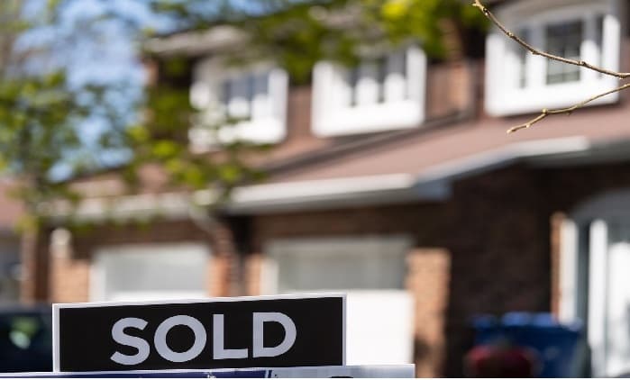 canadian-home-sales-slip-year-over-year-in-october-as-economists-anticipate-stronger-activity-in-2026