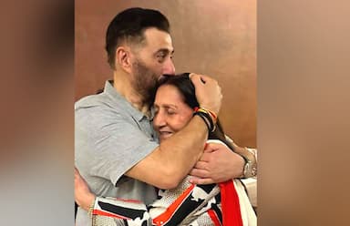sunny-deol-wishes-his-mother-prakash-kaur-on-her-birthday-shares-pics