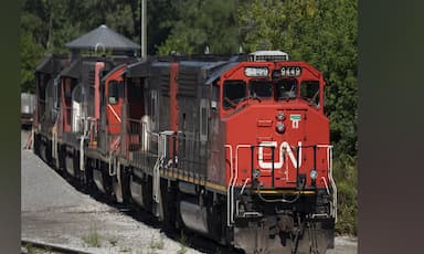 british-columbia-freight-train-derails-in-daylight