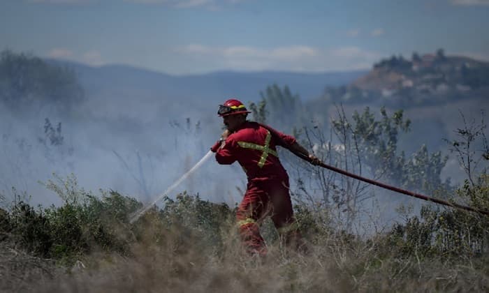 firefighters-safely-evacuated-after-getting-trapped-by-northern-alberta-wildfire
