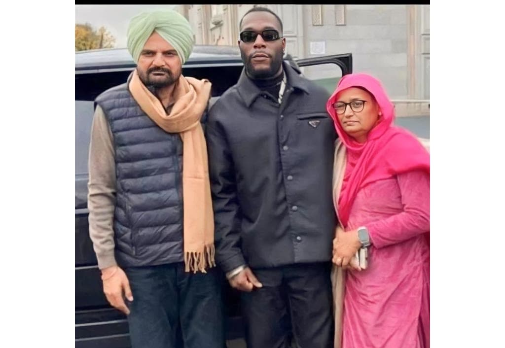 nigerian-singer-burna-boy-meets-sidhu-moosewalas-parents-in-uk