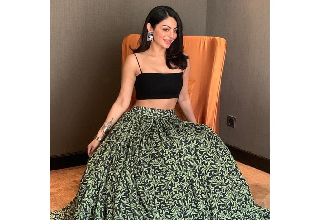 neeru-bajwa-unveils-her-pregnancy-mystery
