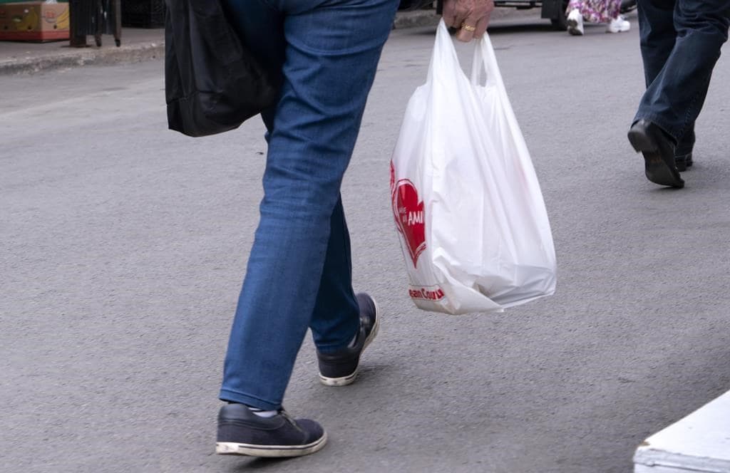 city-postpones-fee-on-single-use-cups-and-ban-on-plastic-shopping-bags-to-2022