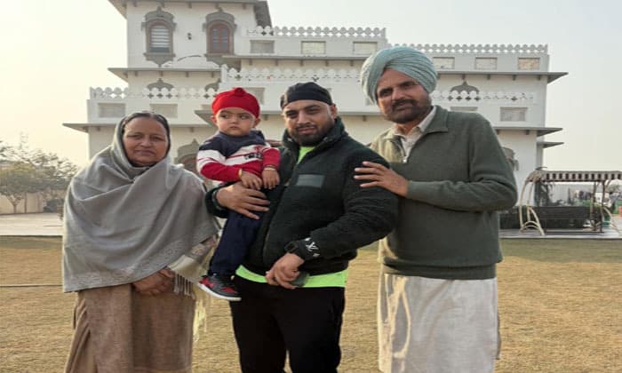 imran-khan-pays-a-quiet-visit-to-sidhu-moosewalas-home